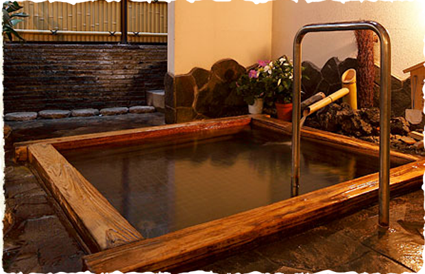 源泉掛け流しの 檜露天風呂 花の湯
